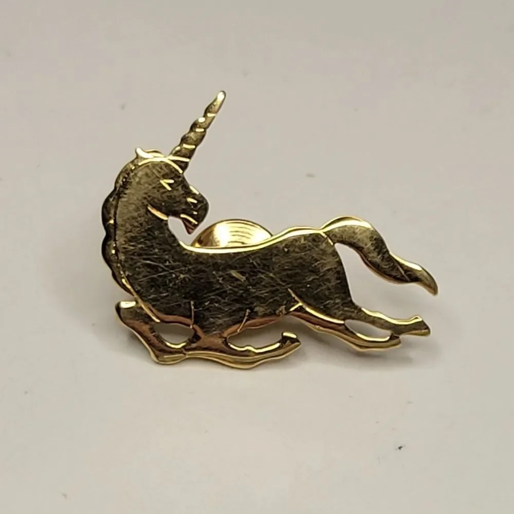 ▪︎Avon Unicorn Pin